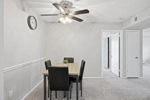 Charming apartment with fireplace & dining area