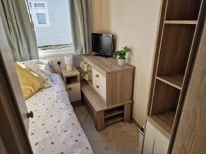 Amazing Caravan With Decking At Manor Park In Hunstanton Ref 23007W