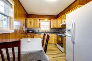 Devils Fork Resort Cabin with Designated Boat Slip!