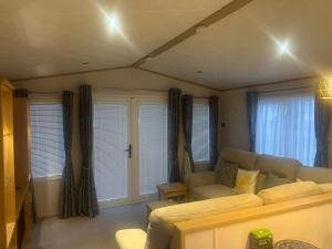 Modern 4 Berth Caravan With Decking At Manor Park, Hunstanton Ref 23002H