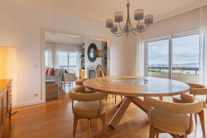 Royal 3BDR with Balcony & River View by LovelyStay