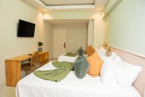 Hotel Stay Here Suites