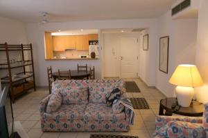 2 bed. GF apartment in center of Begur w shared pool parking H62