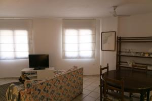 2 bed. GF apartment in center of Begur w shared pool parking H62