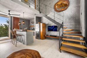 TL1 Bright Stylish Loft with Green Views
