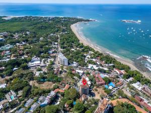 Elegant Oceanview 2BR Condo 2-Min Walk to Beach