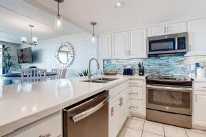 Upscale Gulf-View Home with Pools, Tennis and Gym