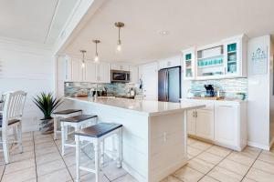 Upscale Gulf-View Home with Pools, Tennis and Gym