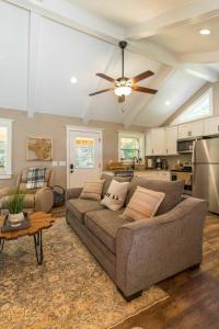 Soul Sister- Creek View, WiFi, Firepit, WiFi, Hiking, 4 mins to Natural Bridge