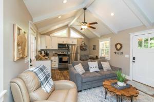 Soul Sister- Creek View, WiFi, Firepit, WiFi, Hiking, 4 mins to Natural Bridge