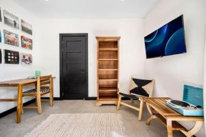 CU21 Stylish 5BR Home with Pool and Casita Close to Beach