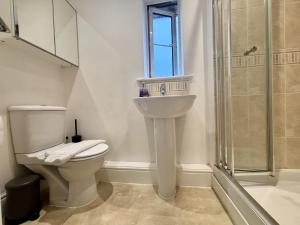 Bracknell Stylish 2 Bedroom Top Floor Apartment