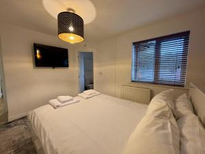 Bracknell Stylish 2 Bedroom Top Floor Apartment