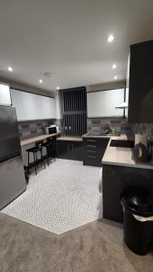 Modern 2-Bed High Spec Flat Apartment in Town Centre