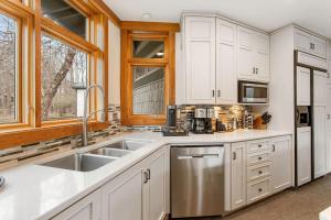 Beautiful Lakescape-4 BR Home with Heated Pool & Rec Space-Family Friendly