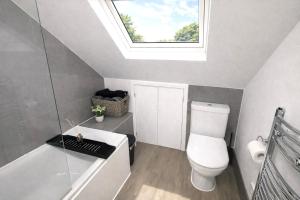 Modern 2BR Flat Sleeps 5 Near Stratford & Westfield