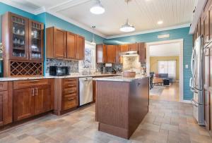 Sunny Side Cottage - Hot Tub - Fire Pit- Family Friendly