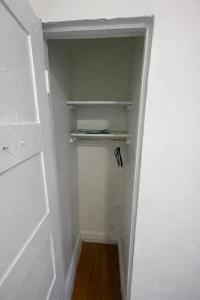 Room in a 2 Bedrooms Apartament Long Island City, Kitchen and Bathroom shared with very nice host