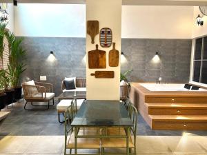 Candolim 1BHK with Private Jacuzzi and Balcony - 5 Minutes from Beach
