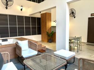 Candolim 1BHK with Private Jacuzzi and Balcony - 5 Minutes from Beach