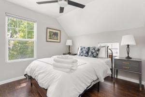 Chic 3BR Home with Fire Pit-Private Yard-Family Friendly