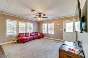 Paddle, Swim and More! Charming Home in High Springs