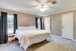 Paddle, Swim and More! Charming Home in High Springs