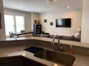 3BR Downtown with Private Garage-Walk to Mass Ave-Family Friendly