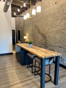 Brick & Bed Riverfront Lofts, T 403