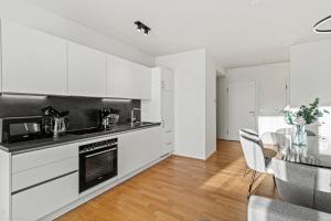 Balcony - Right at Hauptbahnhof and Belvedere