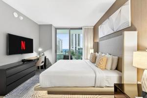 Elegance by the Ocean - 2BD Hyde House Gem with LUXURY RESORT AMENITIES