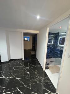 Calme et design avec grand jardin proche plages et pleins dautres surprise