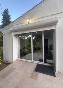 Calme et design avec grand jardin proche plages et pleins dautres surprise