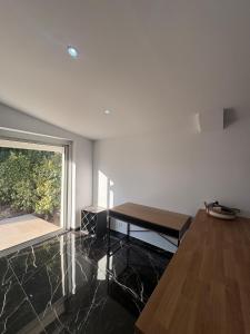 Calme et design avec grand jardin proche plages et pleins dautres surprise
