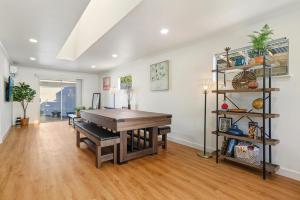 Spacious 4BR House Free Parking w Backyard BBQ