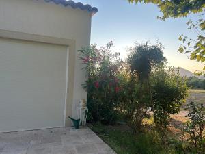 Maison provençale plage & grand jardin, lac et pleins dautres choses