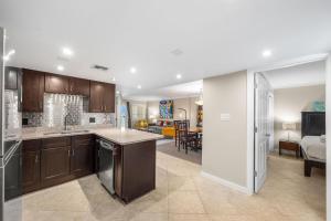 Holiday Surf and Racquet Unit 301