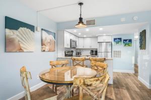 Holiday Surf and Racquet Unit 117