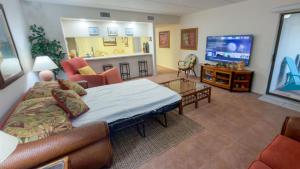 Renovated 1st Floor Beach 250ft Pool