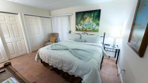 Renovated 1st Floor Beach 250ft Pool