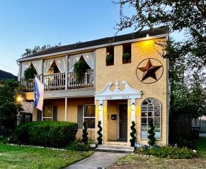 3 Bedrooms with Free gated parking,5-10Mins From ALL