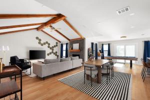 Luxury 5BR w Hot Tub, Fire Pit & Game Room