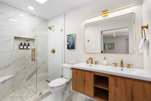 Luxury 5BR w Hot Tub, Fire Pit & Game Room