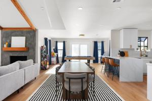 Luxury 5BR w Hot Tub, Fire Pit & Game Room