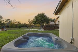 Luxury 5BR w Hot Tub, Fire Pit & Game Room