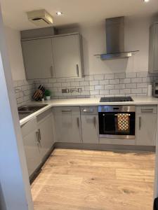 Modern 2 Bedroom 2 Bathroom City Apartment Free Parking