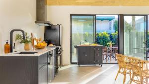 Blackhaus B : 4 Bedroom Suite by AvantStay 4-Rooms