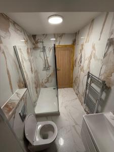 Luxury Renovated Apartment - Private Rooms