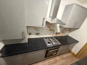 Luxury Renovated Apartment - Private Rooms