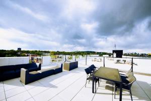 110 - Modern Comfy Hub with Private Patio, gym, parking